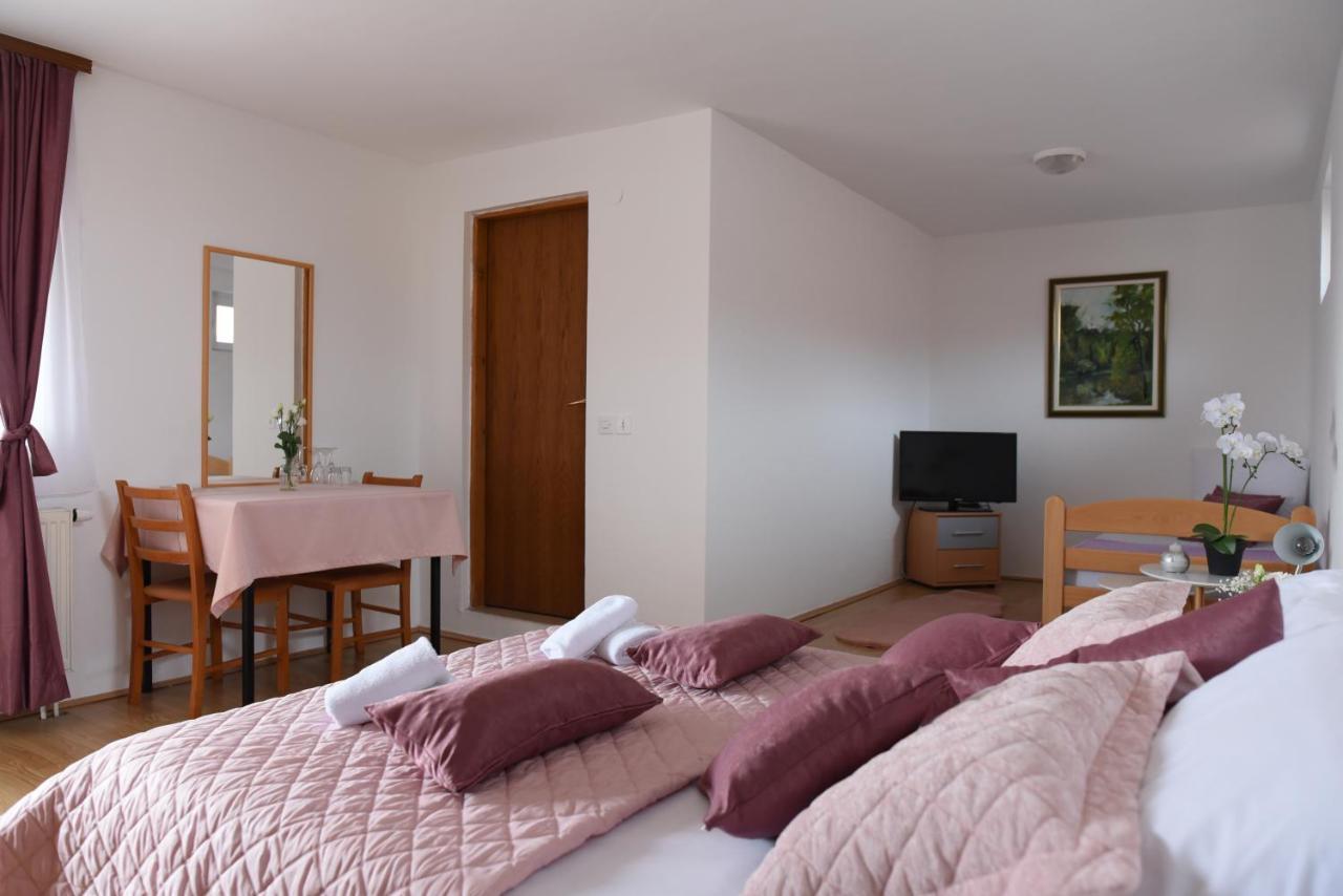 Prenociste Dzinic Hotel Zupanja Eksteriør billede